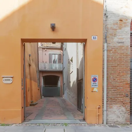 Duplex In Centro Con Posto Auto Privato Διαμέρισμα Φεράρα